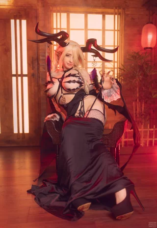 Bow to the demon queen Owari!