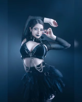 Your goth gf has a new outfit 🖤