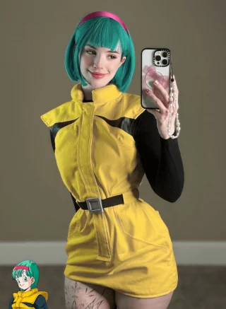 Bulma cosplay from Dragon Ball Z (LeesiBB)