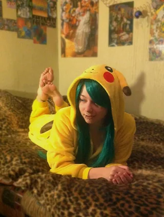 Pikachu feet by sansarella