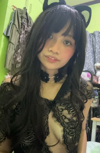goth kitty needs a handler… but only if you can keep up 🖤🐾
