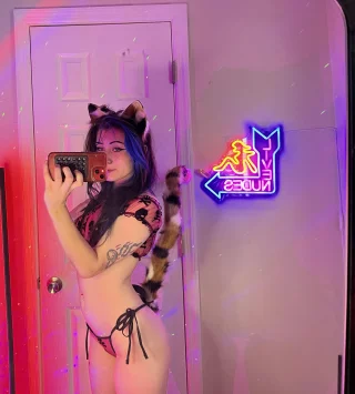 Petite kitty girl gf wants ur milk :3