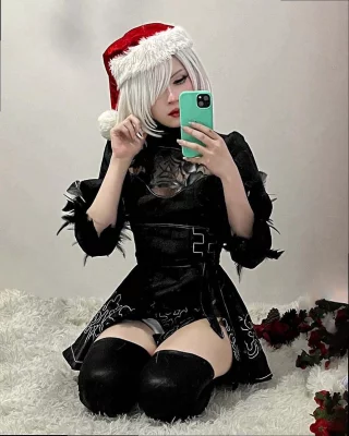 2B sitting demurely (StarSthormy)
