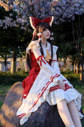 Hakurei Reimu (Touhou Project) by Milk