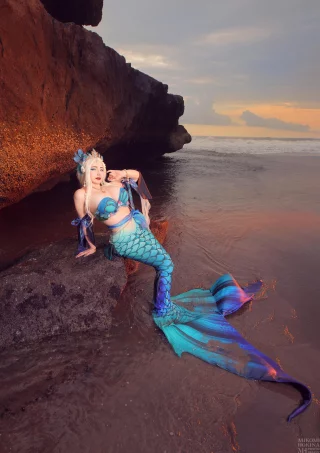 This was some of the hardest shoot since I literally could only crawl on the beach instead of walking 🥲