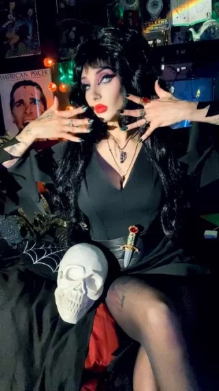 Elvira cosplay
