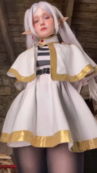 Frieren cosplay by Neyrodesu