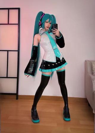 Hatsune Miku by Shiro