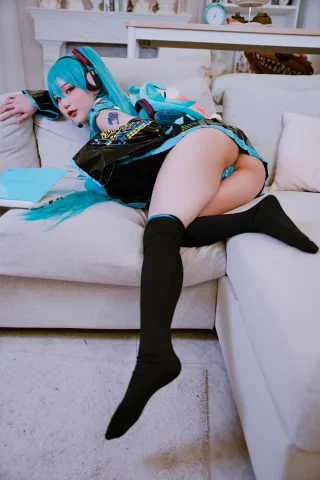 Hatsune Miku cosplay by some-policyy