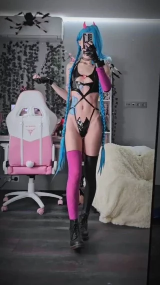 Jinx ad a demoness from League of Legends by LttlNymph