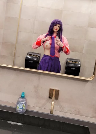 Hitagi flashing in the convention restroom (lunyan.cos)