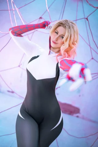 Spider Gwen by Yunogana