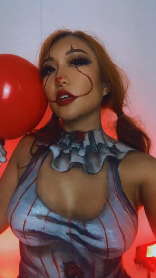 Pennywise bodypaint cosplay by Seekaysee