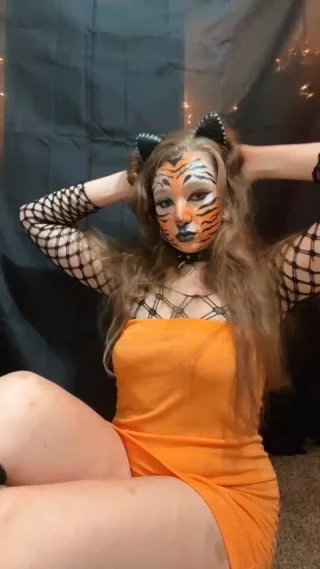 Claws out, lips parted, danger never looked this good~ 🐅🥵