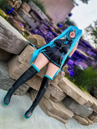 Hatsune Miku by TheeRoxyShow