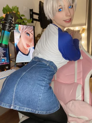 Uzaki from Uzaki-chan wants to hang out by Murmion