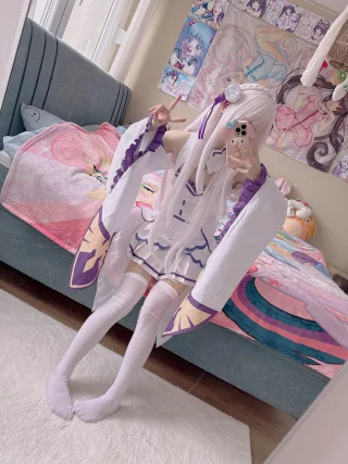 Emilia (Lily) [Re:Zero]