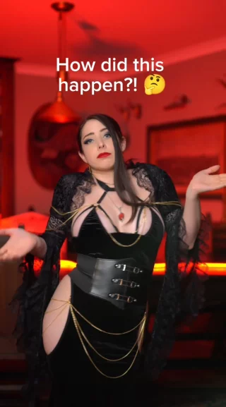 Hot vampire lady ready to bite in the first lost traveller in sight 🙌