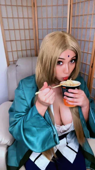 Tsunade by Aria