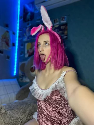 ur favorite bunny girl!
