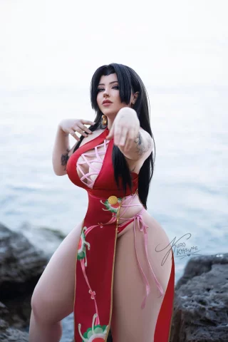 Kuroitsne cosplaying as Boa Hancock