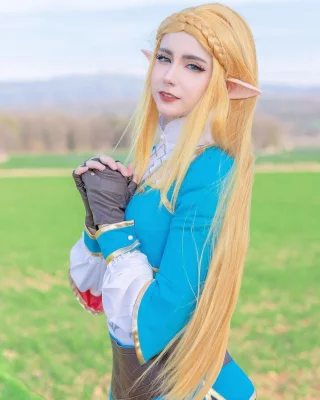 Princess Zelda touching grass (Aloeveraiskawaii)