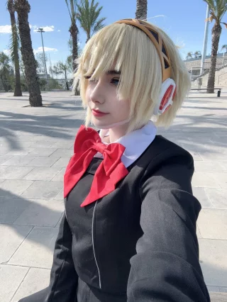 Aigis taking a selfie in public (Aloeveraiskawaii)