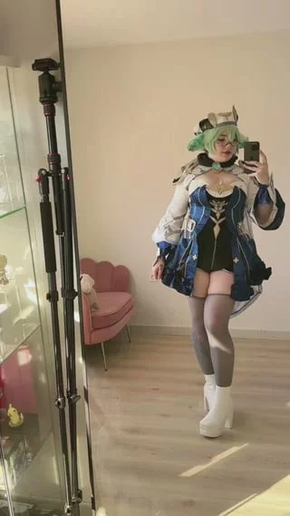 Kuroitsne cosplaying Sucrose [Genshin Impact]