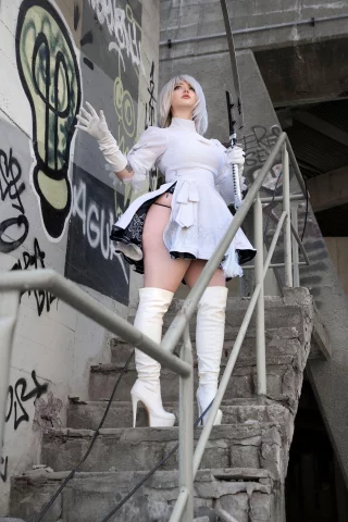 2B looks hotter in white (Kuroitsne)