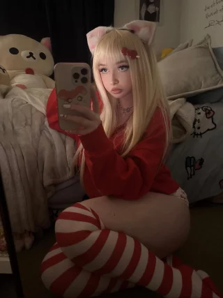 do i look better crawling.. or curled in ur bed? :3