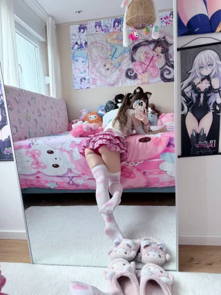 adorable kitty starting the day with this outfit :>