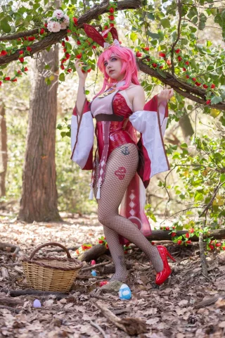 Yae Miko chilling in nature (Yuno)