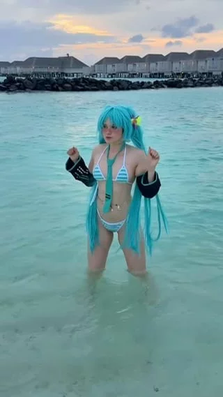 Miku Hatsune cosplay by Neyrodesu