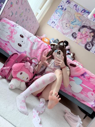 Watch this pale kitty stretch and try not to throb