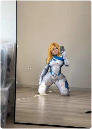 Sue Storm turns invisible when she's coming ^_~ (Kuroitsne)