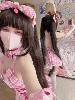 petite neko showing her behind ><
