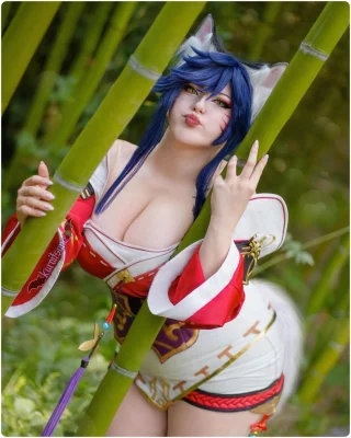 Ahri believes a clever fox is never caught {Kuroitsne)