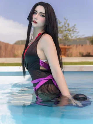 Boa Hancock is only scared of salty water... a pool is fine (Aloeveraiskawaii)