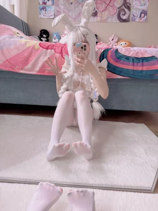 little bunny energy but i’m throbbing and needy for your breeding ><