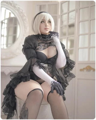 Kuroitsne cosplaying 2B