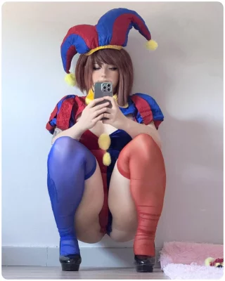Kuroitsne cosplaying Pomni from Digital Circus