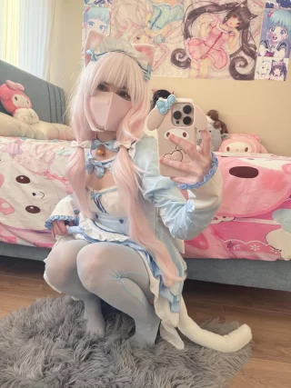 little cat girl holes available ;w;