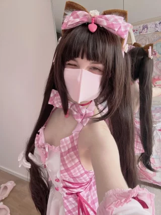 please pet this cute little kitty :>