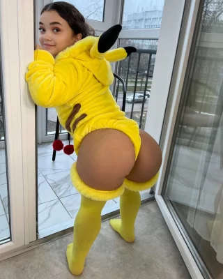 Pikachu [Pokémon] by (Lola)