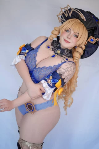 Thick Navia cosplay (Kuroitsne)