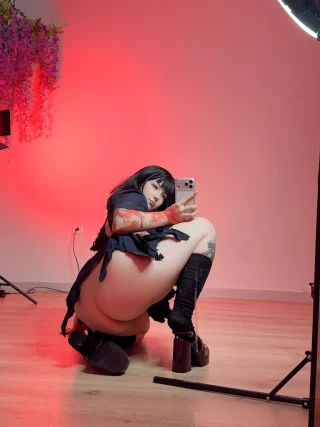 Kuroitsne as Hinako