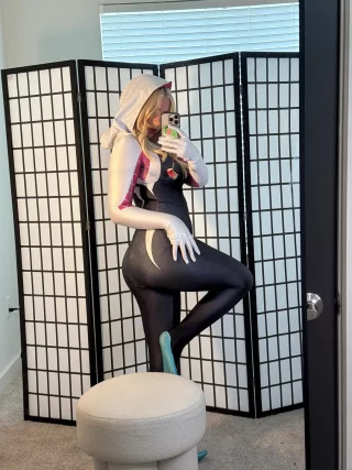 Spider Gwen by kealani