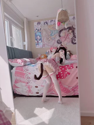 adorable kitty butt wiggling