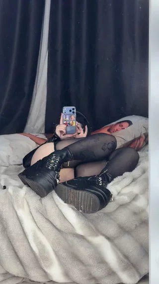 hentai girl needs ur help ><