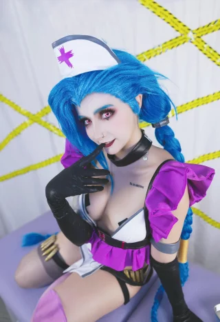 Nurse Jinx cosplay (Aloeveraiskawaii)